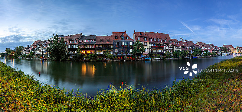 德国巴伐利亚班贝格古镇的“小威尼斯”全景（蓝色时刻）图片素材