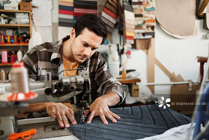 工作中年轻的专业裁缝图片素材