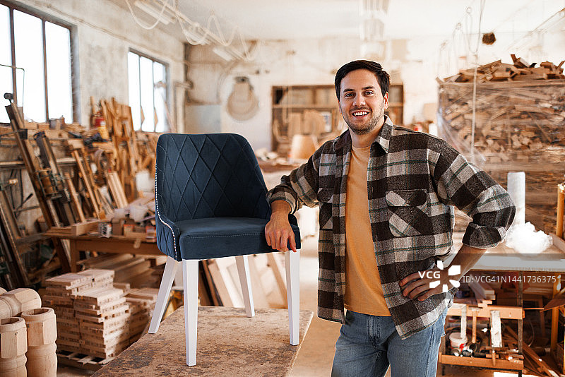 车间里穿着休闲的年轻制椅匠画像图片素材