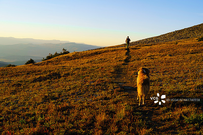 日落时分的徒步小径图片素材