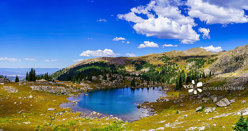 夏季高山湖泊山景风光图片素材