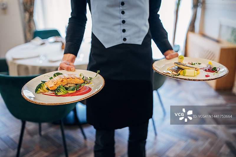 服务员送餐图片素材