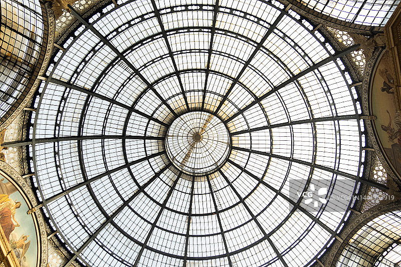 米兰埃马努埃莱二世长廊的穹顶图片素材