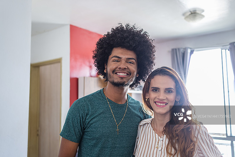 公寓客厅里的年轻情侣肖像图片素材