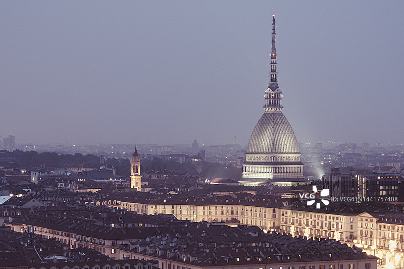 夜晚城市景观高角度照明图图片素材