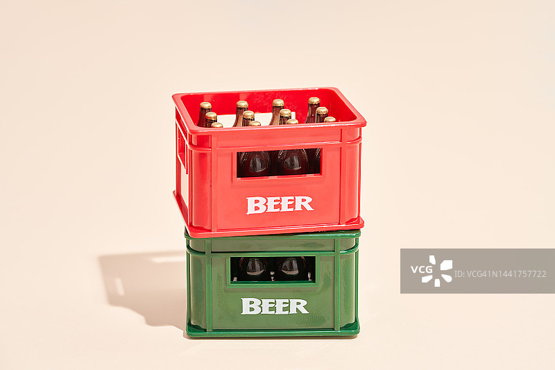 两箱装满啤酒瓶的塑料箱图片素材
