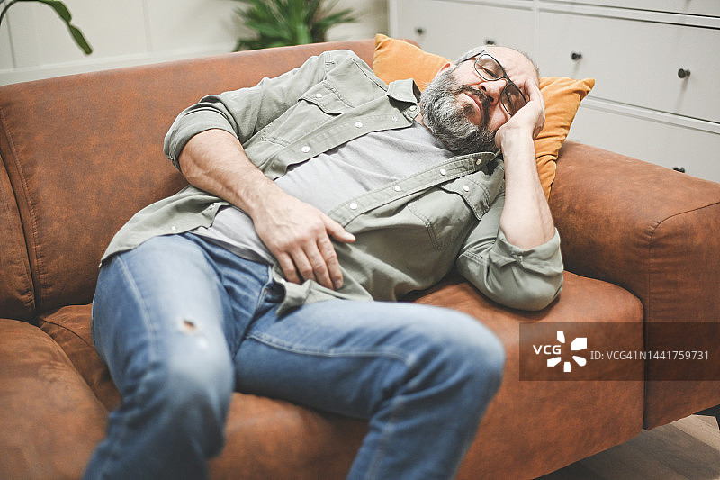 中年男人生病图片素材