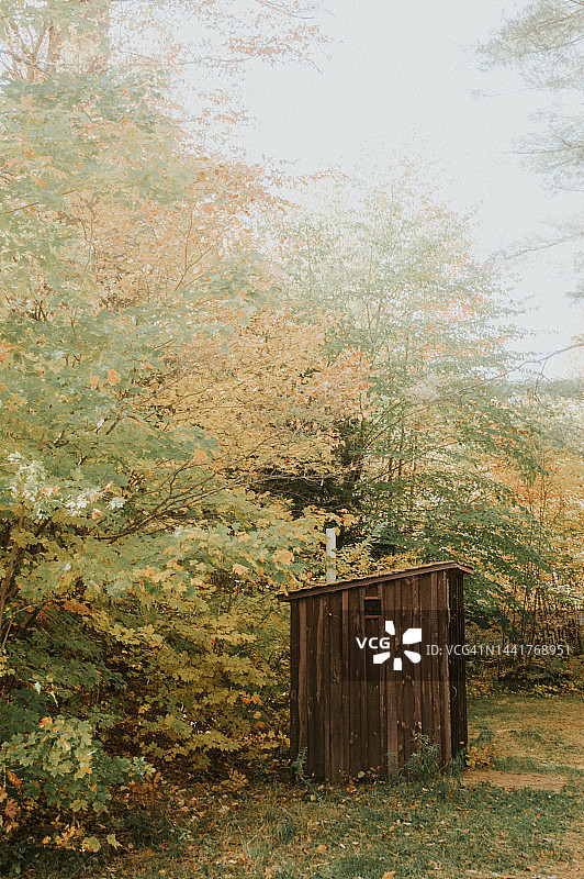 秋雾中的老式户外厕所图片素材