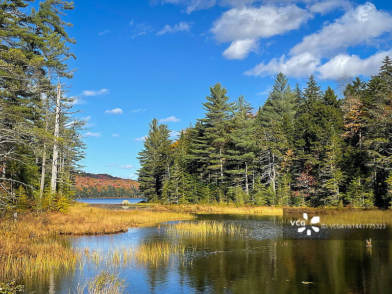 马蹄湖入口处的秋色图片素材