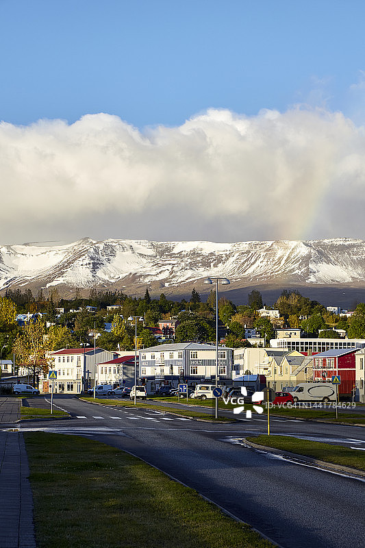 冰岛北部阿克雷里小镇群山环绕图片素材