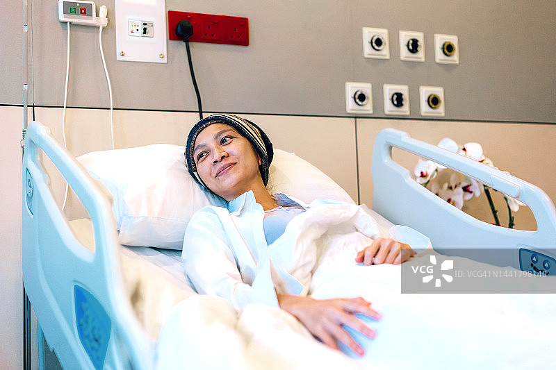 躺在病床上的女病人图片素材