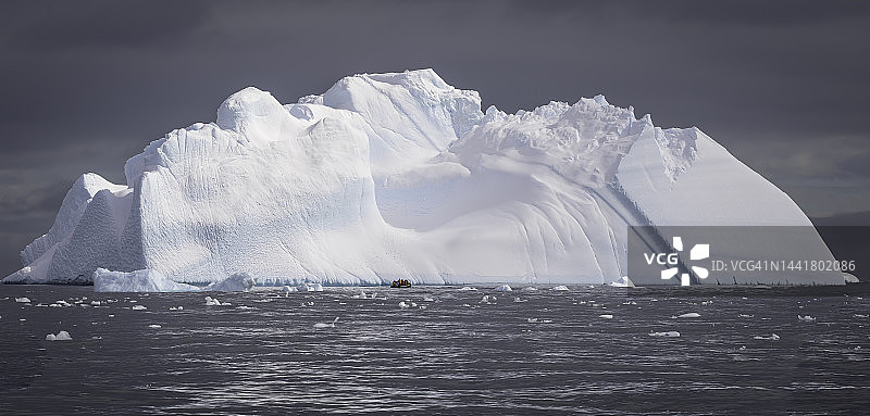 南极半岛上的蓝色冰山图片素材