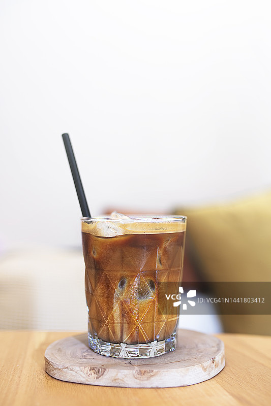 一杯冰拿铁咖啡和冰块图片素材