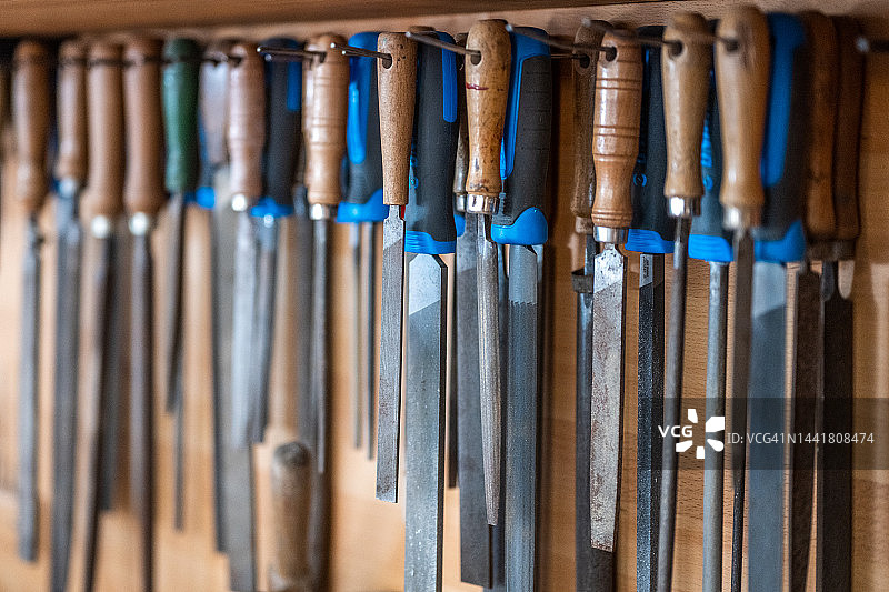 悬挂在车间工具板上的手动工具素材图片素材