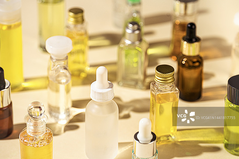 潮流拼贴：米色背景上的化妆品美妆产品阴影图片素材