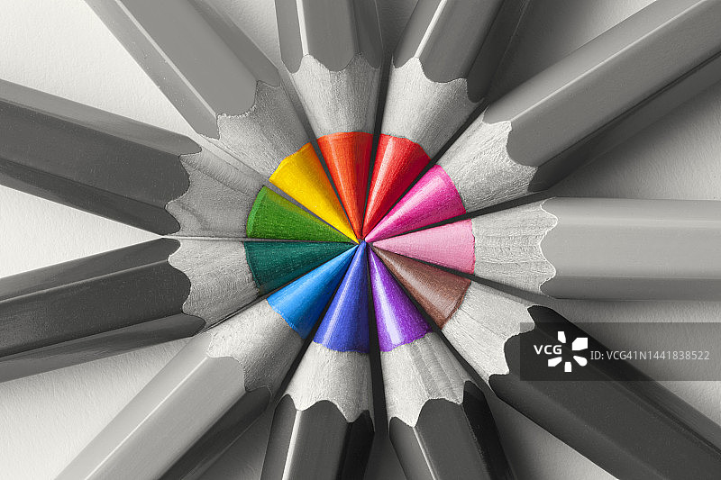 彩色笔尖的灰色铅笔图片素材