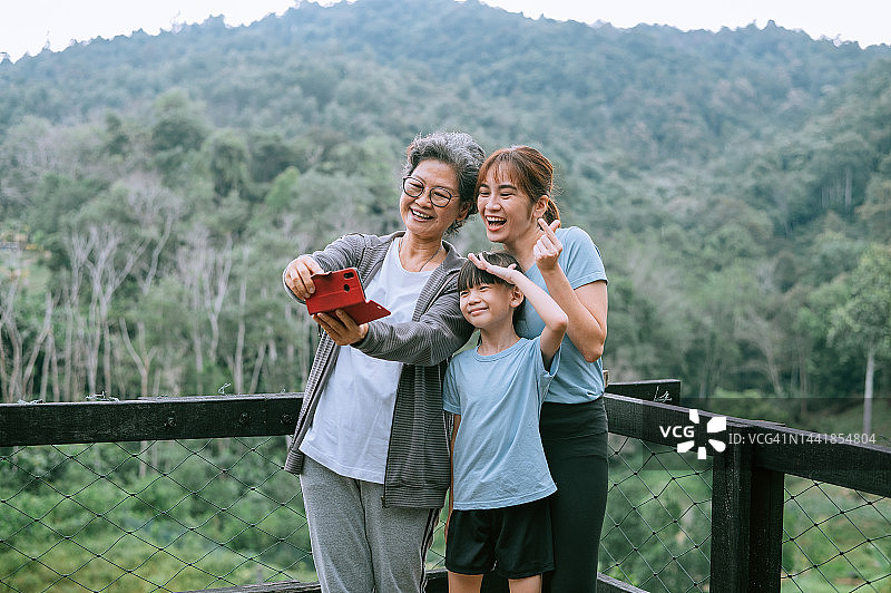 华人家庭的欢乐时光图片素材