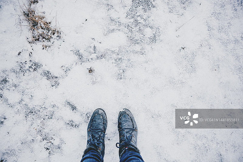 雪地里的POV靴子图片素材