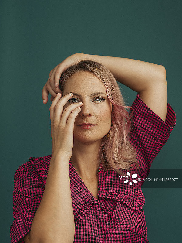 穿着彩色连衣裙的时尚女人图片素材