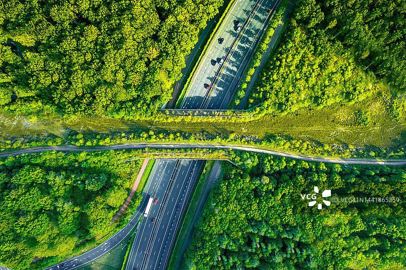 西欧高速公路上的绿色桥梁生态管道航拍正视图图片素材