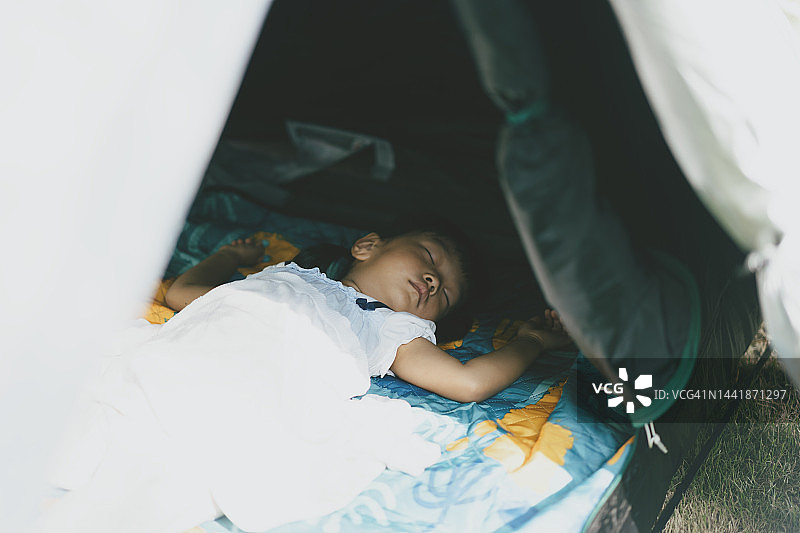 小女孩在帐篷里睡觉图片素材