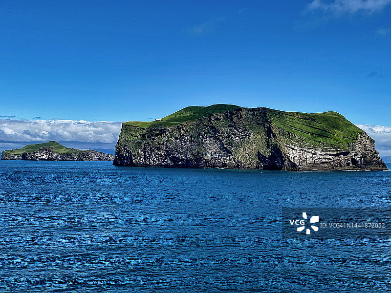 前景中的比雅尔纳雷岛和埃利岛图片素材