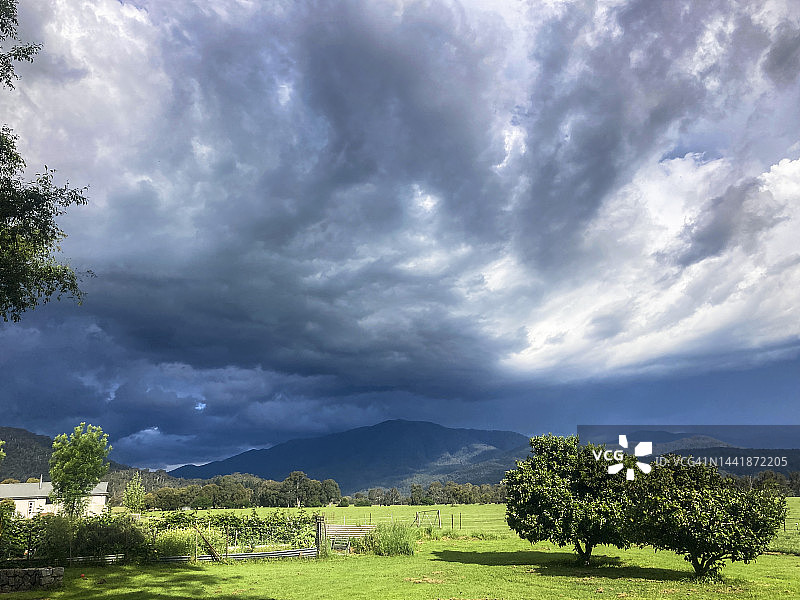 博贡山（海拔1986米）上空的暴风云，陶旺加图片素材