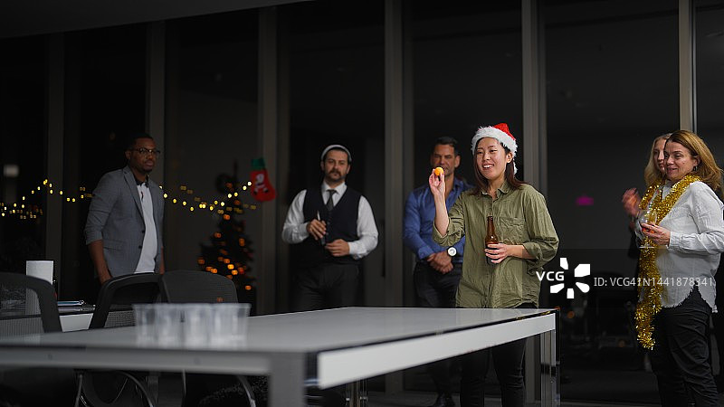 商务人士举办圣诞派对并在办公室玩游戏图片素材