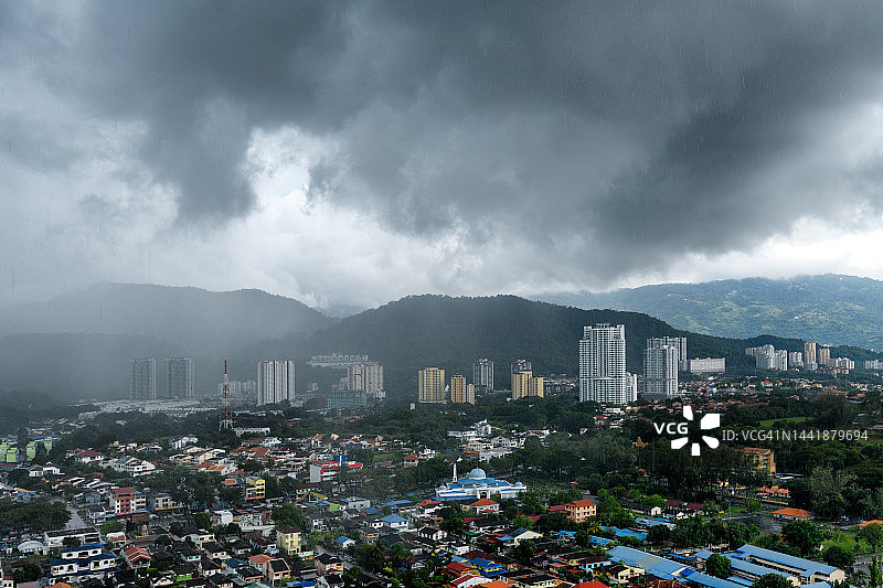 暴风雨笼罩城市图片素材