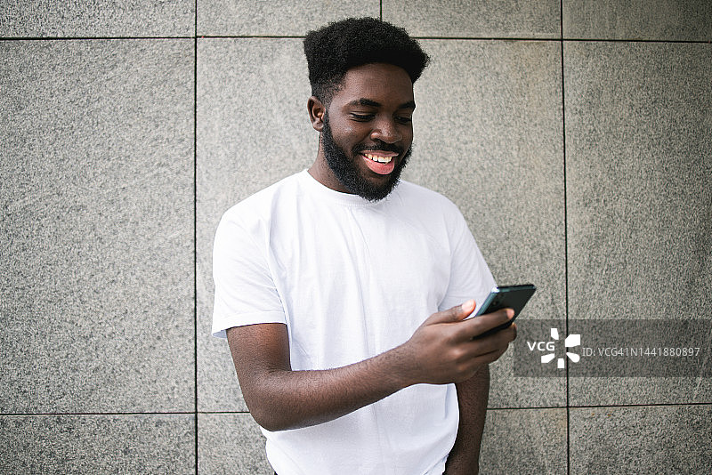 使用智能手机的年轻非裔美国人图片素材