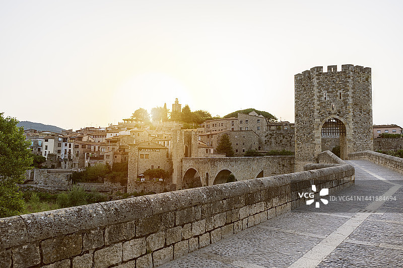 从日落时分的中世纪古老村庄的桥上看到的壮丽景色图片素材