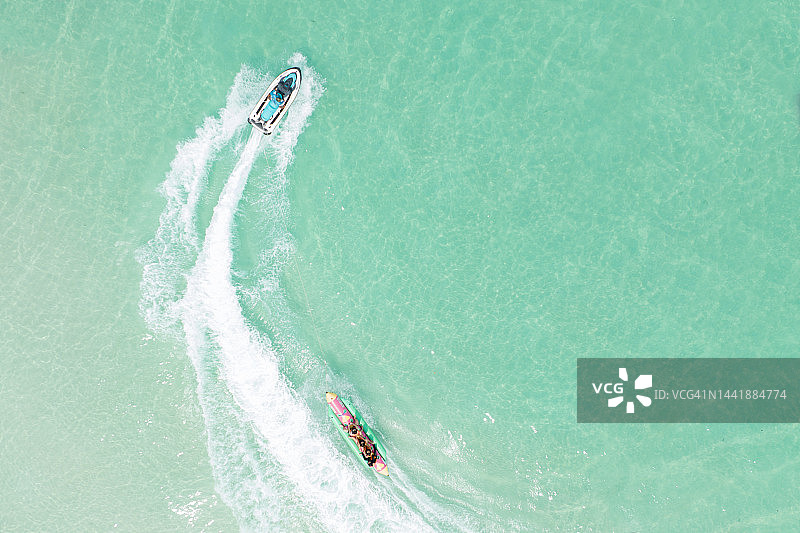 在泰国普吉岛乘坐香蕉船的亚洲朋友图片素材