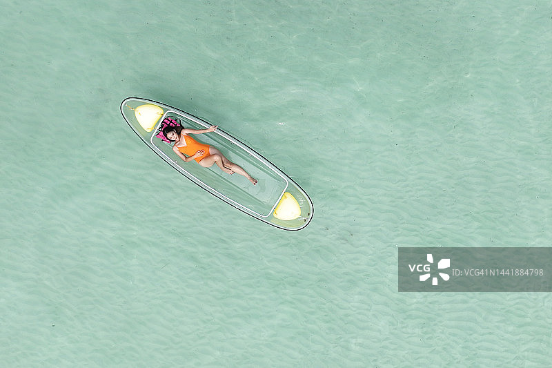 亚洲女人在泰国普吉岛划玻璃底皮划艇图片素材