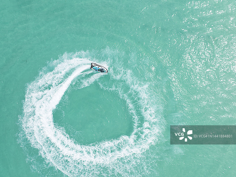俯视：在泰国普吉岛玩摩托艇的人们图片素材