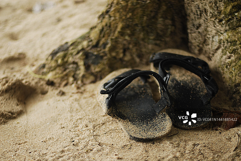 沾满沙子的海滩鞋图片素材