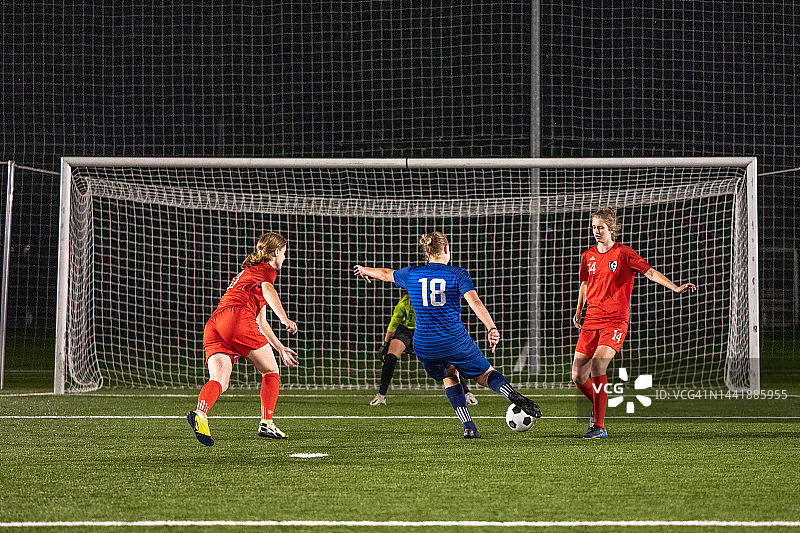 蓝色足球队员对抗红色球队图片素材