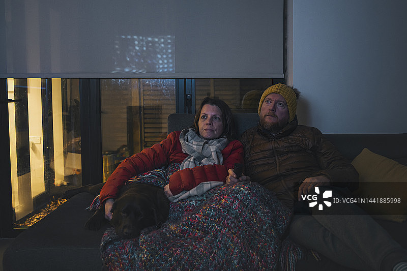 情侣看电视图片素材