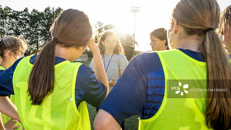 女子足球队接受教练指导图片素材