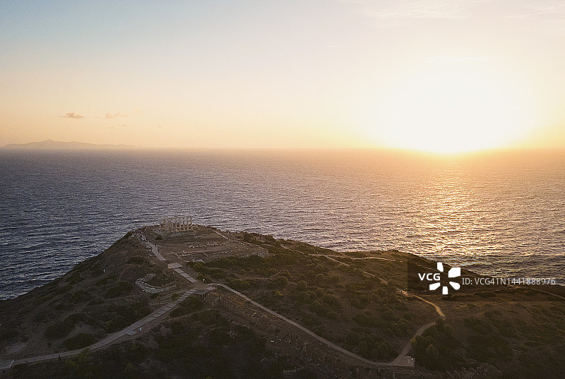 希腊阿提卡波塞冬古庙苏尼翁角考古遗址航拍鸟瞰图，日落时分图片素材