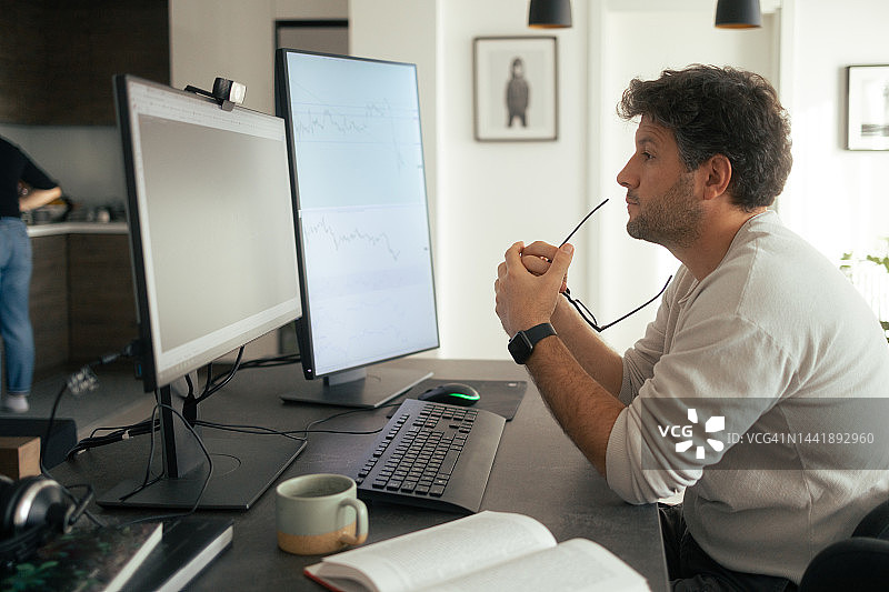 白人男人在家进行加密货币交易图片素材