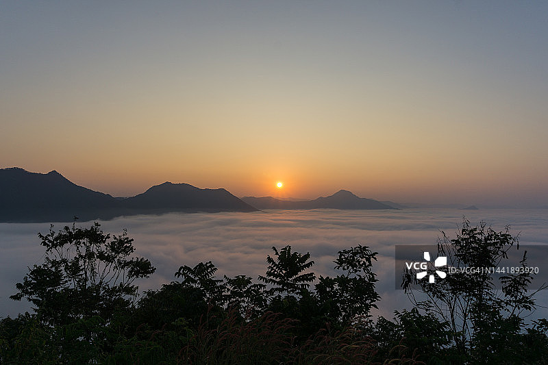 日出，海雾，天空和山脉图片素材