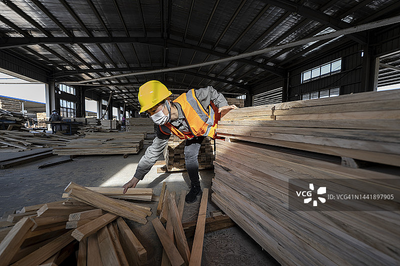 一名女工在木材加工厂工作图片素材