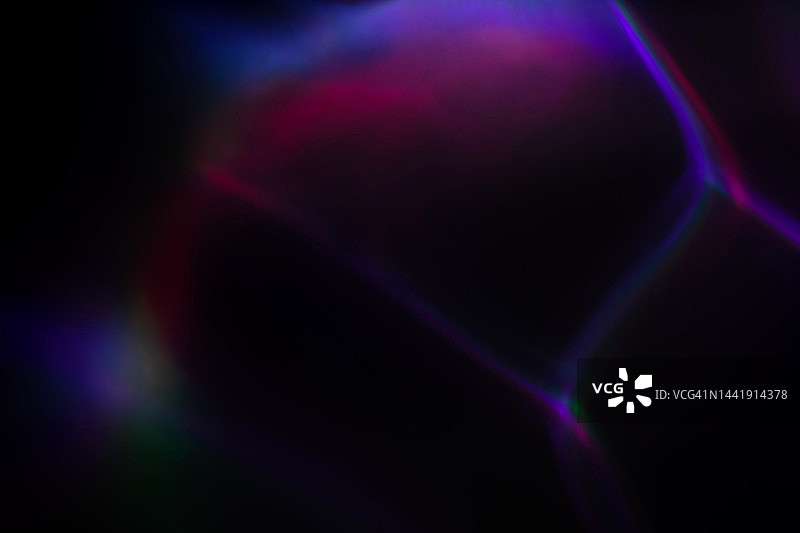黑色背景上彩色霓虹彩虹极光或激光漏光纹理图片素材