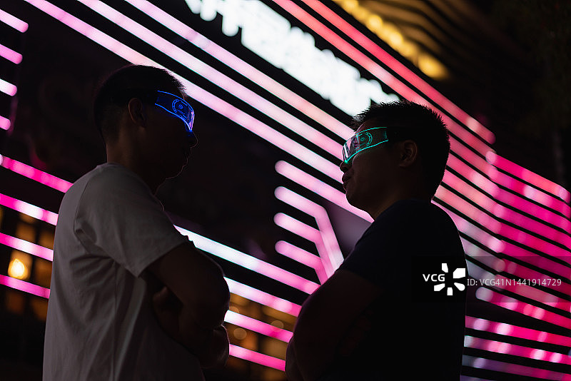 两名男子戴着智能发光眼镜图片素材