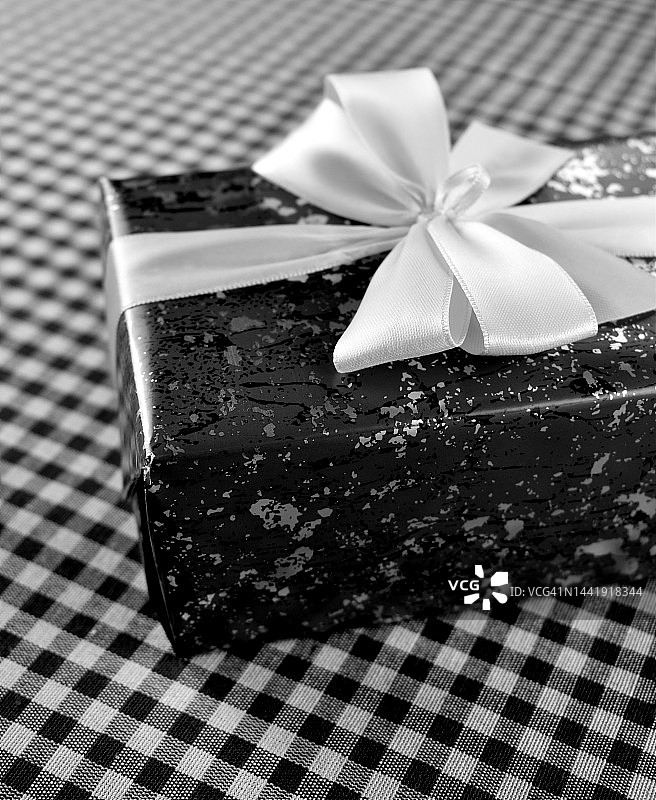 格子布上的礼品盒图片素材