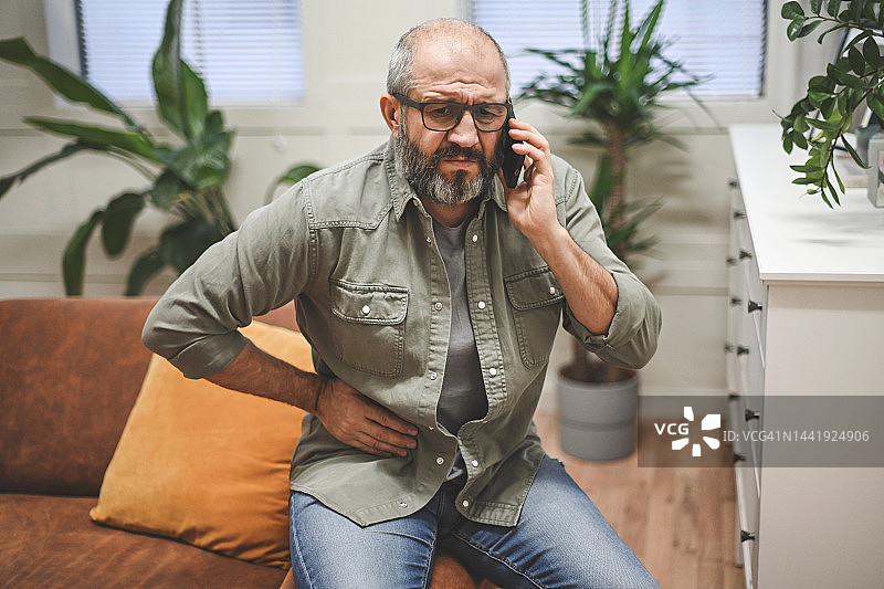 年长的男子生病（手机）图片素材