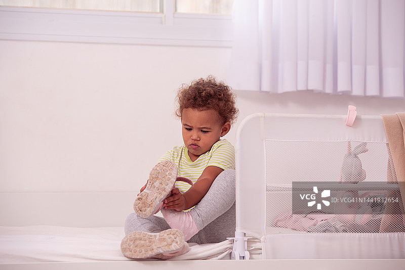 儿童穿鞋图片素材