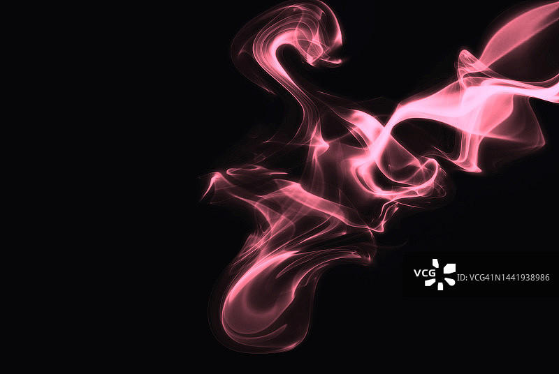 黑色背景上的红粉色烟雾图片素材