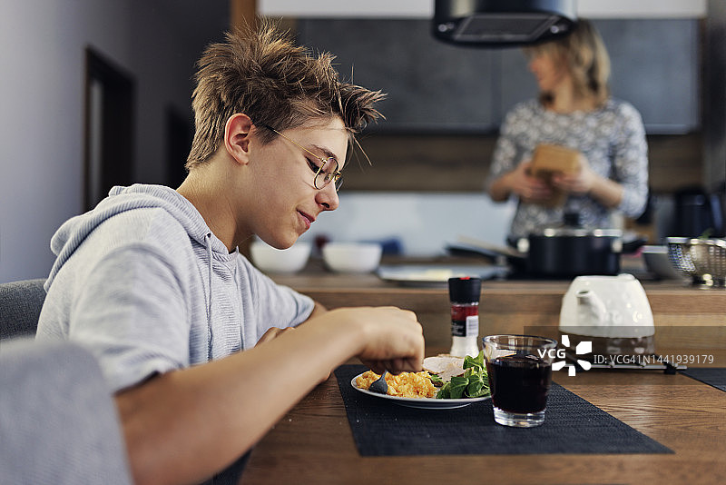 青少年男孩早餐吃炒鸡蛋图片素材