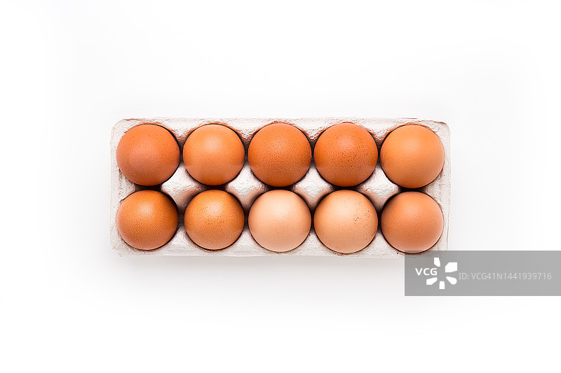 装有十个鸡蛋的纸盘，鸡蛋的俯视图，已隔离图片素材